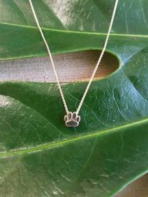 gouden initials hondenpootje collier Joy de la Luz Yi-Doggy Foot
