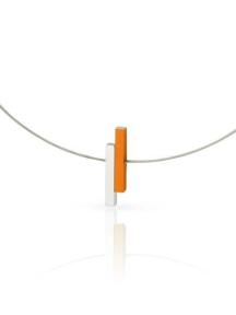 Clic collier staaldraden met aluminium hangers zilver en oranje C116O