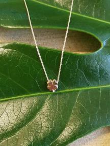 gouden initials klavertjevier collier Joy de la Luz Yi-Clover