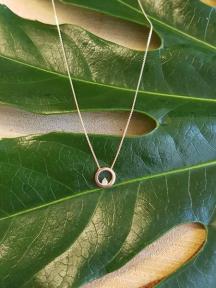 gouden initials cirkel met diamant collier Joy de la Luz Yi--004-cirkel