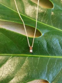 gouden initials bar met diamant collier Joy de la Luz Yi-Bar